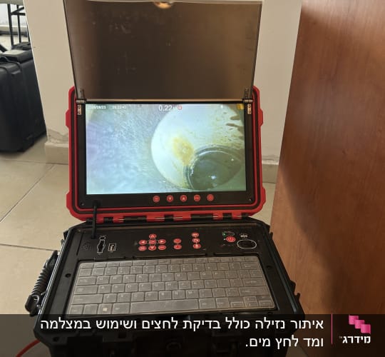 מכשיר בדיקה עם מסך ותצוגת צינור
